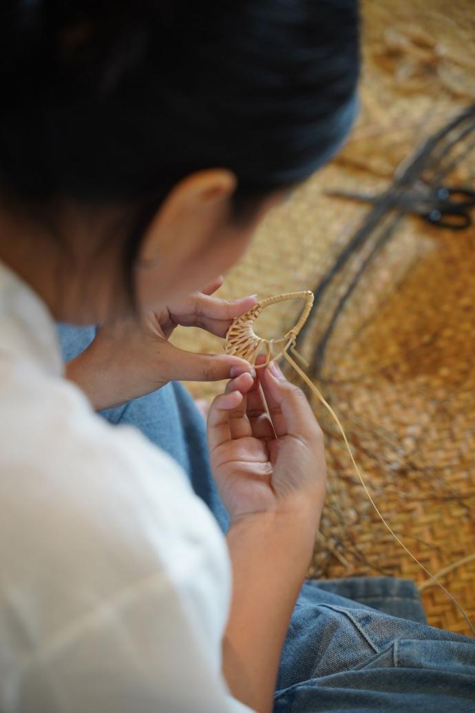 Sarongs, Rattan-Taschen & Handfächer aus Naturmaterial – handgefertigt, nachhaltig & stilvoll kombiniert