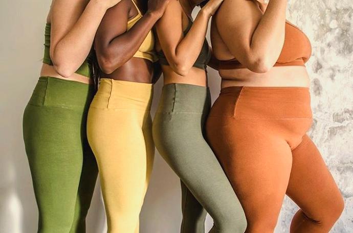 Vier Frauen in Leggings stehen in einer Reihe