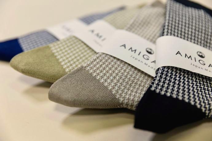 Drei Paar Socken von der Marke ,,Amigami" in verschiedenen Farben und Mustern